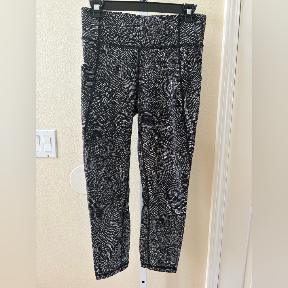 Lululemon Time To Sweat Crop in Free Spirit Alpine White Black - Size 8 - Picture 8 of 11
